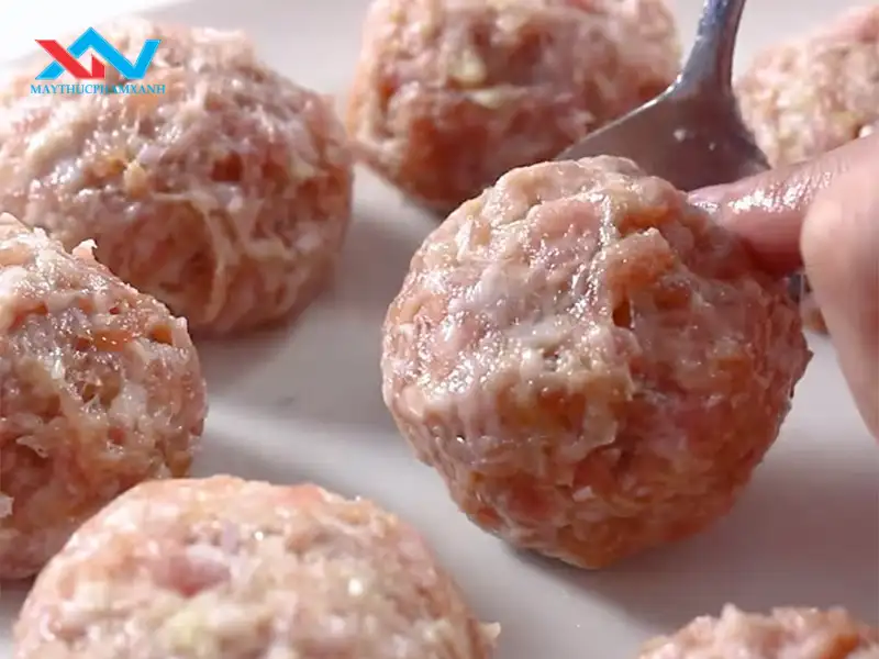 Đảm kích thước đồng đều để thịt viên đẹp mắt
